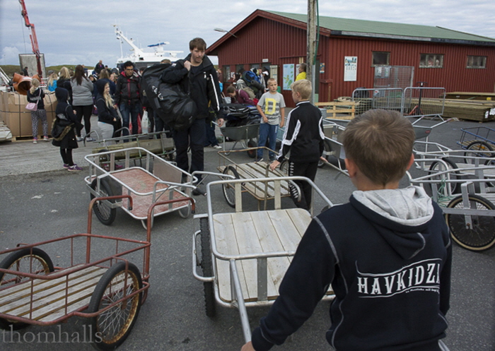 Chldren meet the boats